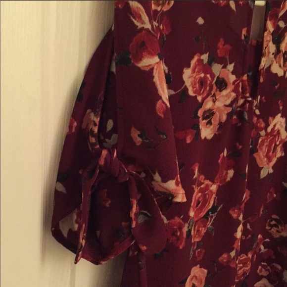 🌻 2/$15 Floral Top with Tied Sleeves - Picture 3 of 3